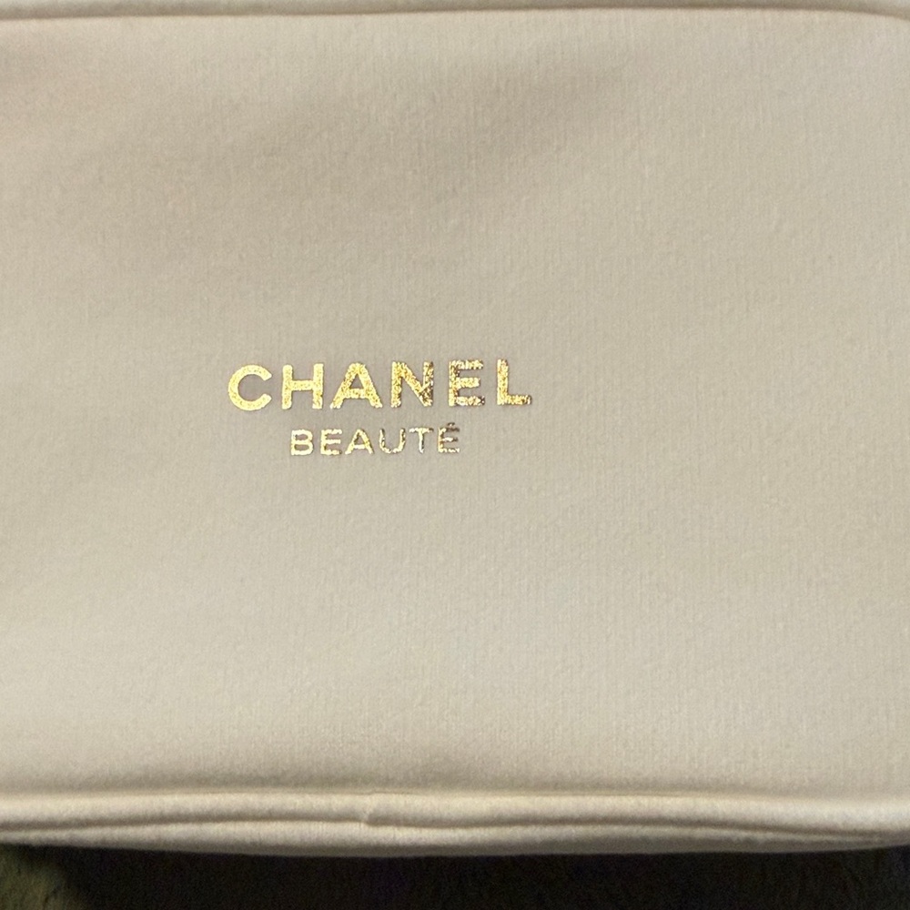 CHANEL White and Gold Cosmetic Pouch - Picture 5 of 6